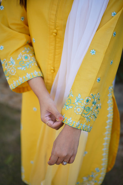 Amber Charm Embroidered Suit | HU3O