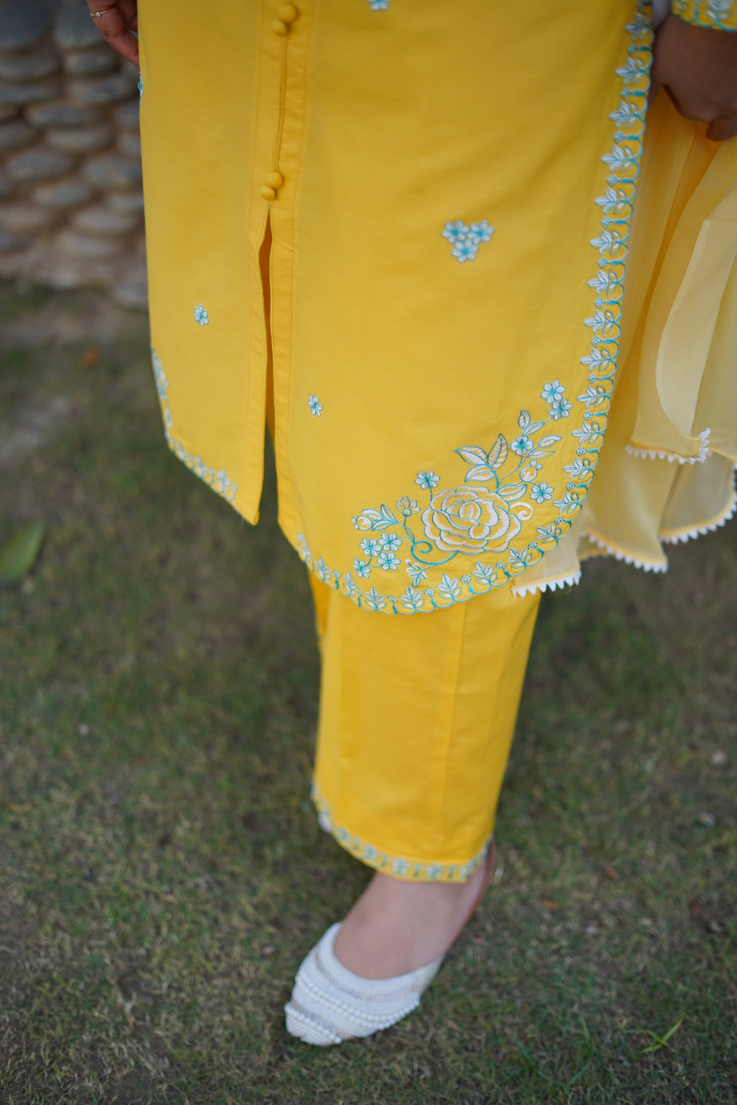 Amber Charm Embroidered Suit | HU3O