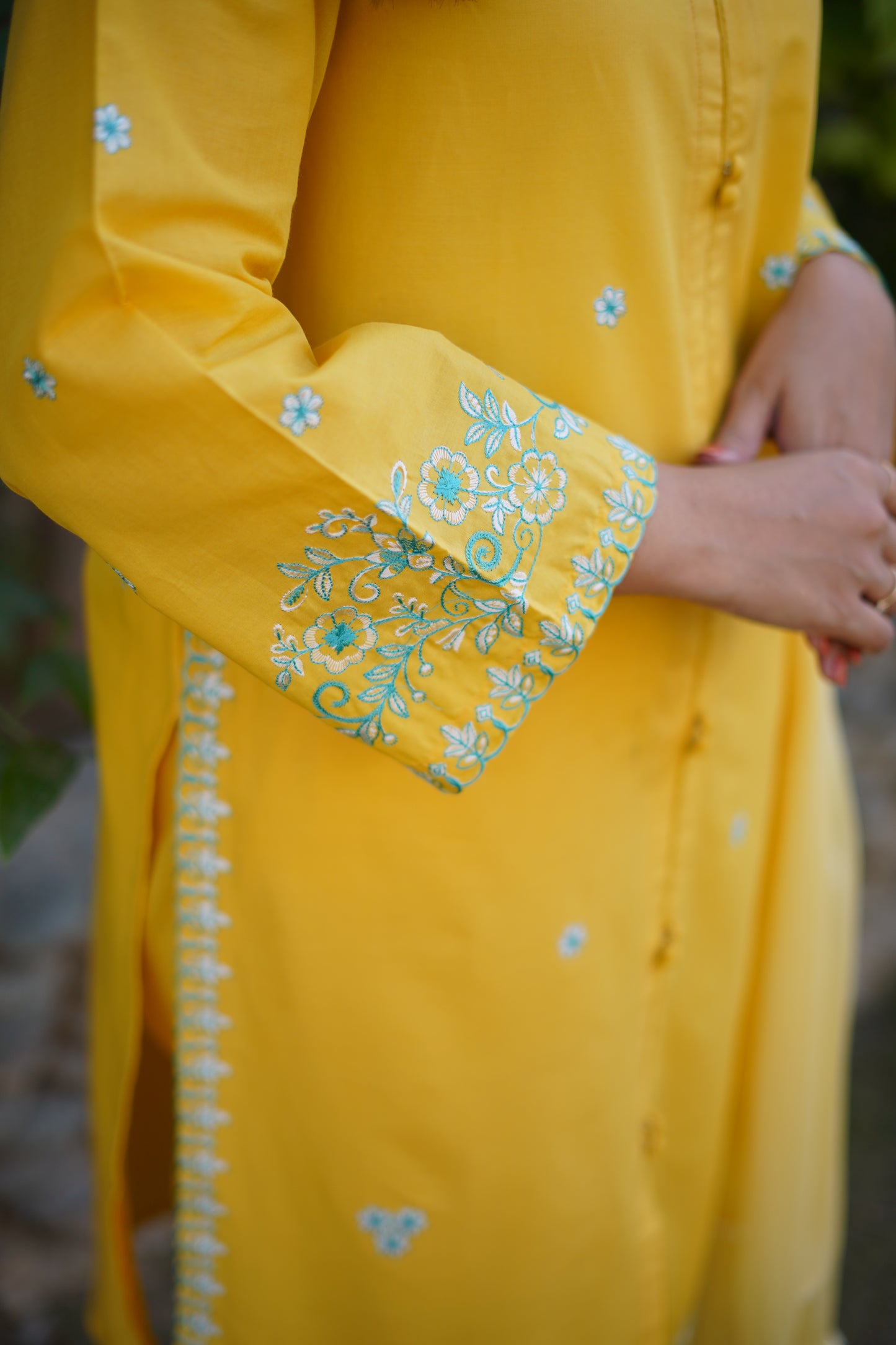 Amber Charm Embroidered Suit | HU3O