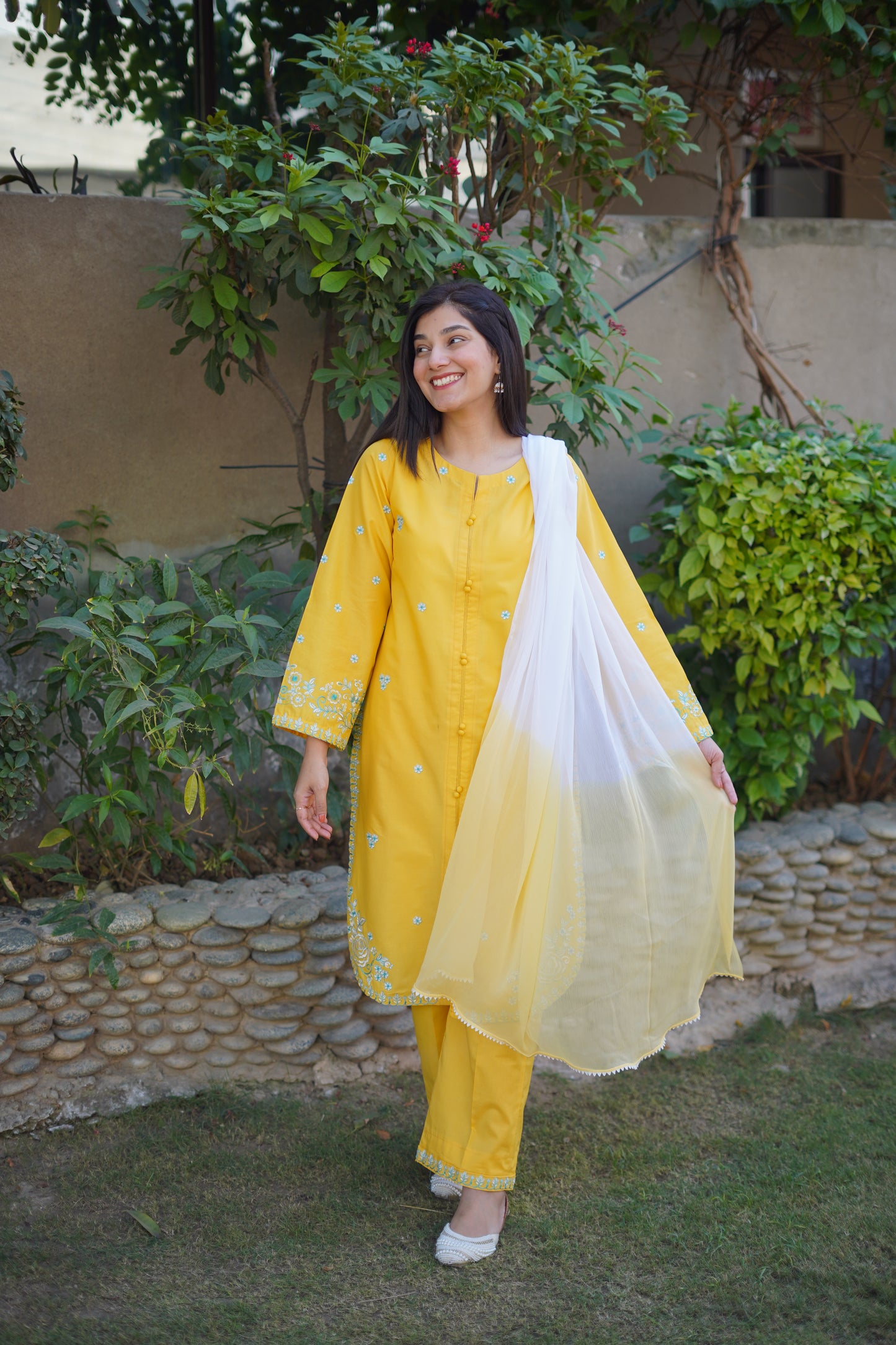 Amber Charm Embroidered Suit | HU3O