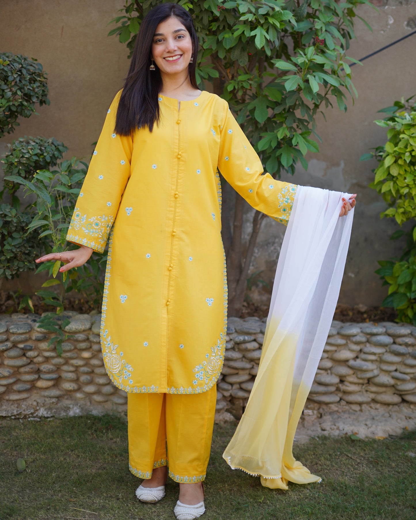 Amber Charm Embroidered Suit | HU3O