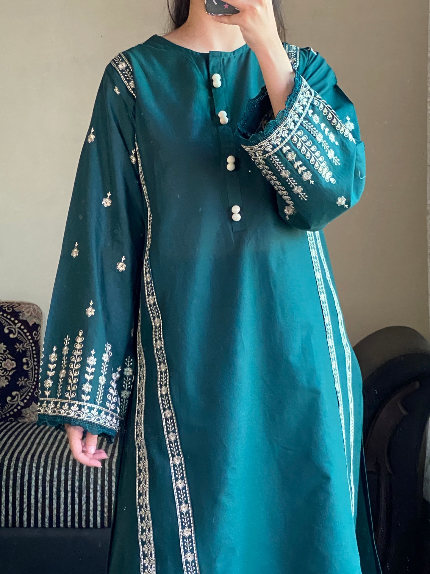 Graceful Green Embroidered Lawn Suit | HU 16