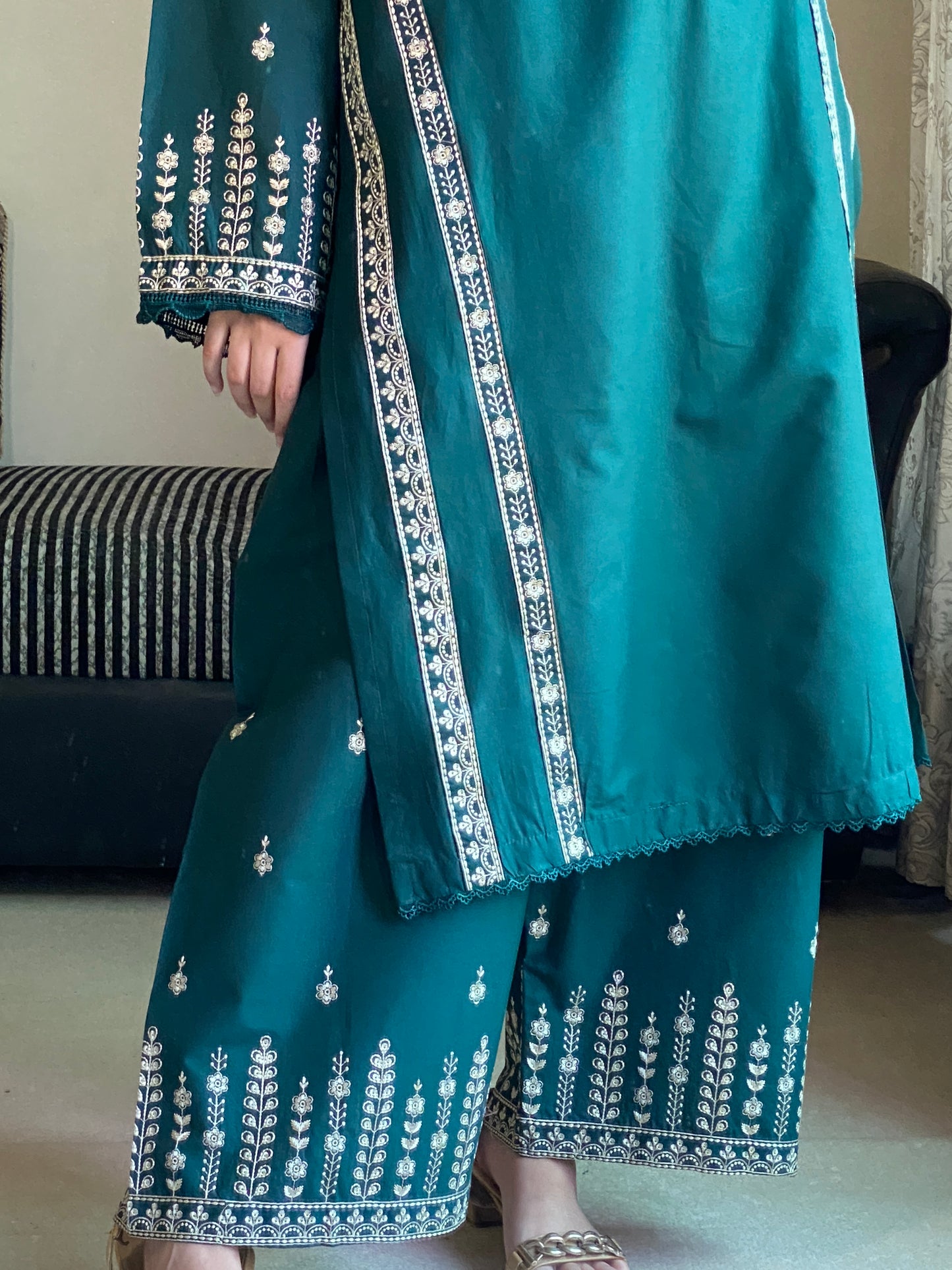 Graceful Green Embroidered Lawn Suit | HU 16