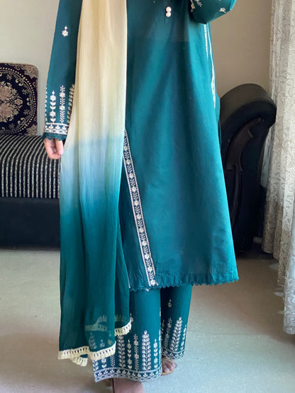 Graceful Green Embroidered Lawn Suit | HU 16